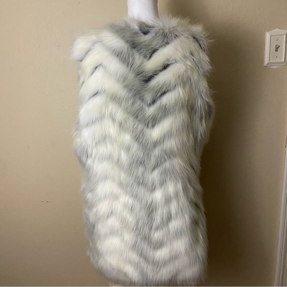 Donna Salyers Fabulous Furs-  Faux Fur Open Front Vest - Large - Picture 4 of 7